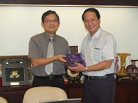 香港中文大學中醫學院院長車鎮濤教授（左）向福建中醫學院黨委書記羅螢教授（右）致送紀念品